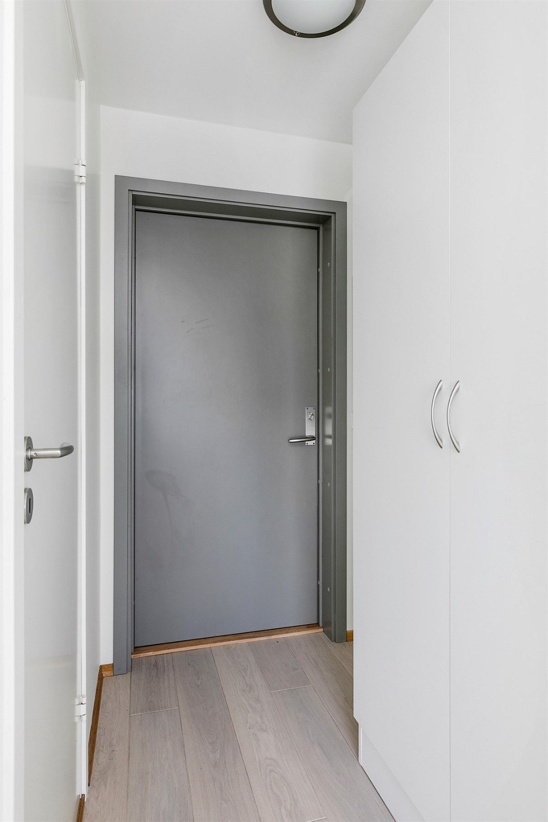 Egen entré til hybelen med oppbevaringsplass i skap. Galleribilde