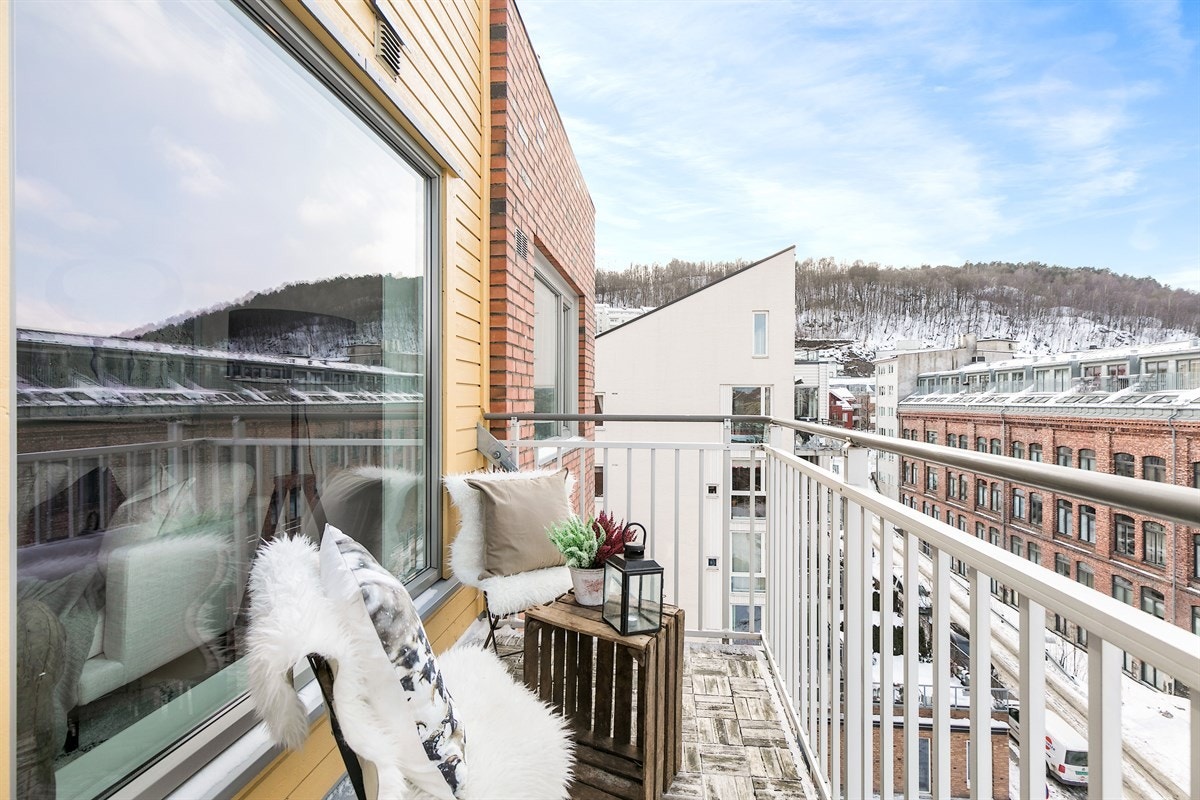Leiligheten ligger høyt og fritt til i byggets 6. etasje, og tilhører et veldrevet og hyggelig borettslag. Galleribilde
