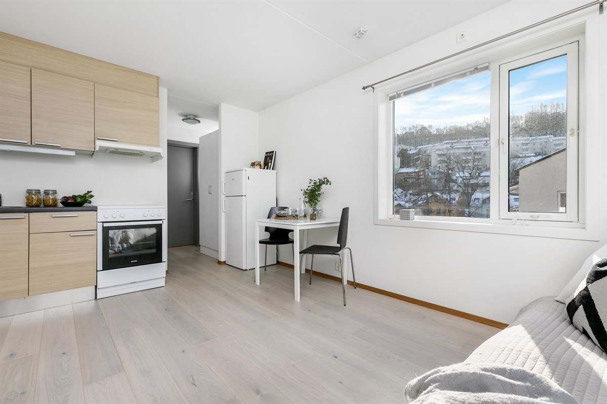 Lysmalte overflater og pen 1-stavs parkett på gulv. Galleribilde