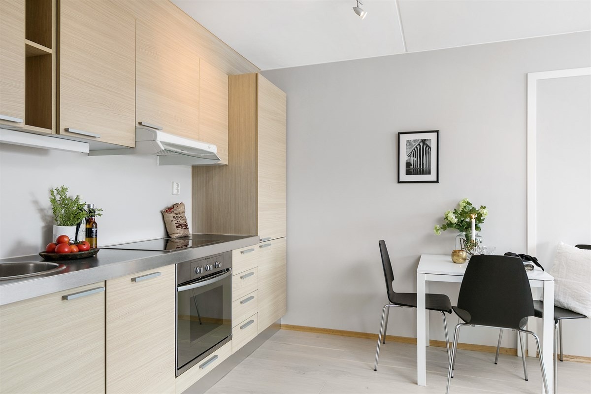 Kjøkkenet er utstyrt med komfyr med platetopp, oppvaskmaskin og kjøleskap med frysedel. Galleribilde
