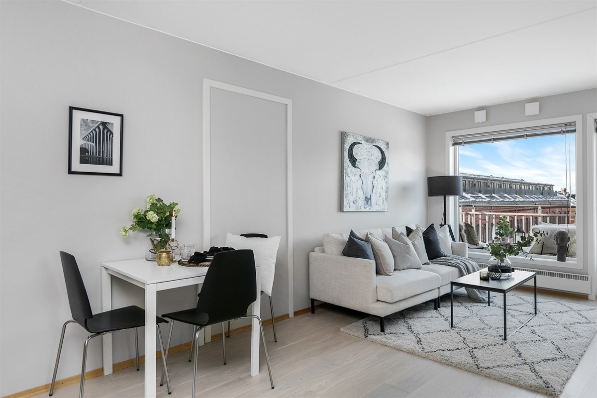 Leiligheten er malt i lyse, tidsriktige farger og har pen 1-stavs parkett på gulv. Galleribilde