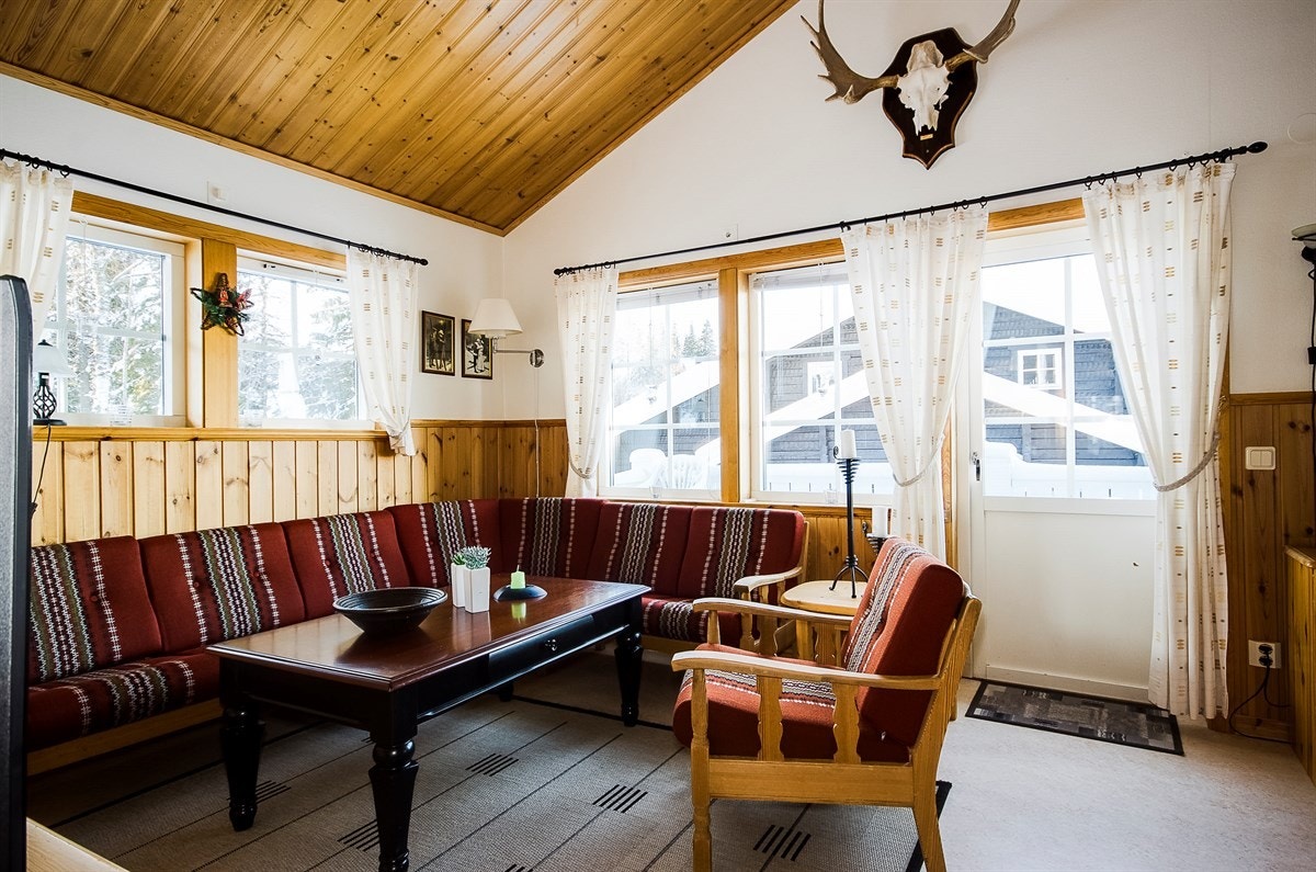 Stue med utgang til veranda på utsiden av hytten Galleribilde