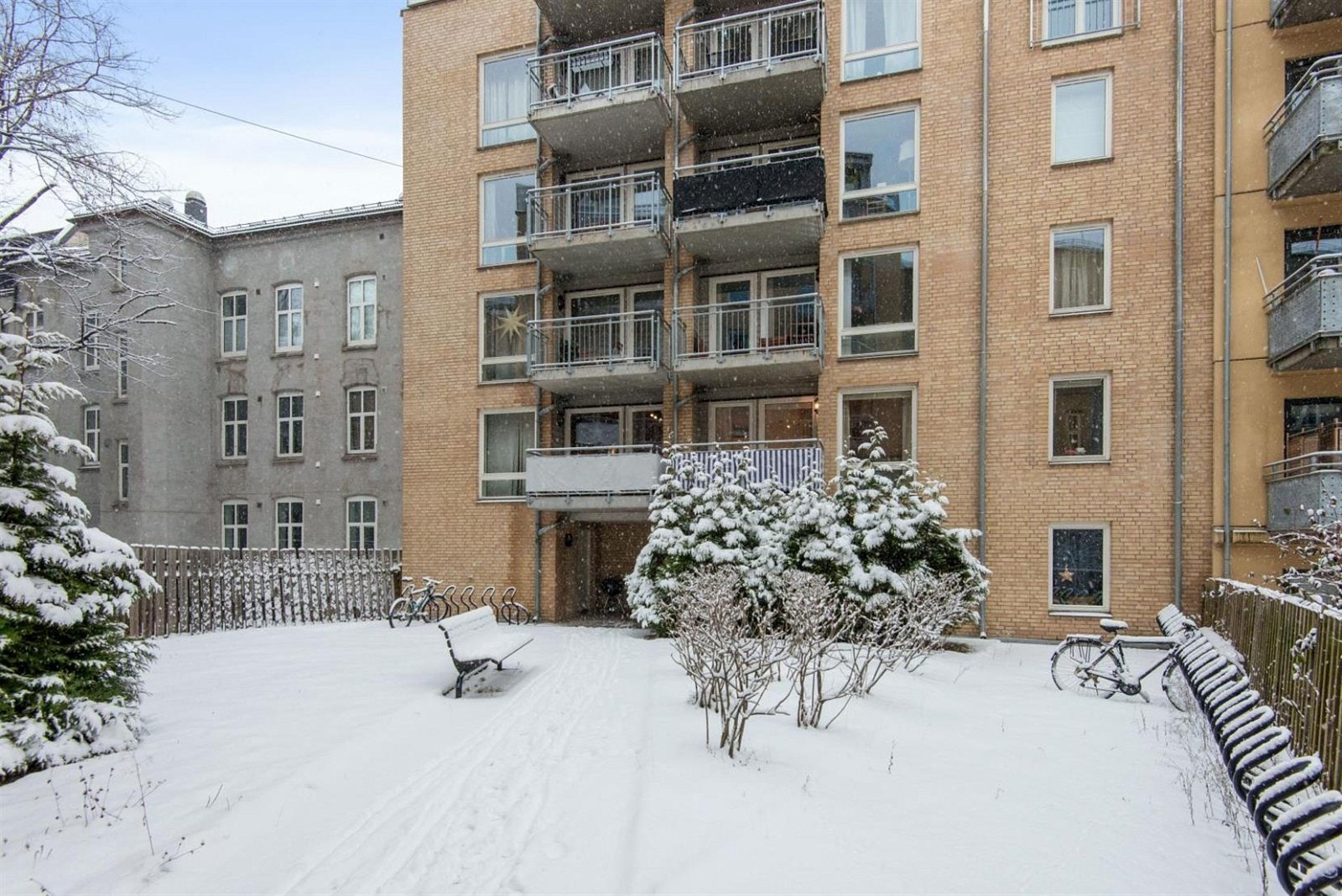 Bakgård vinterstid Galleribilde