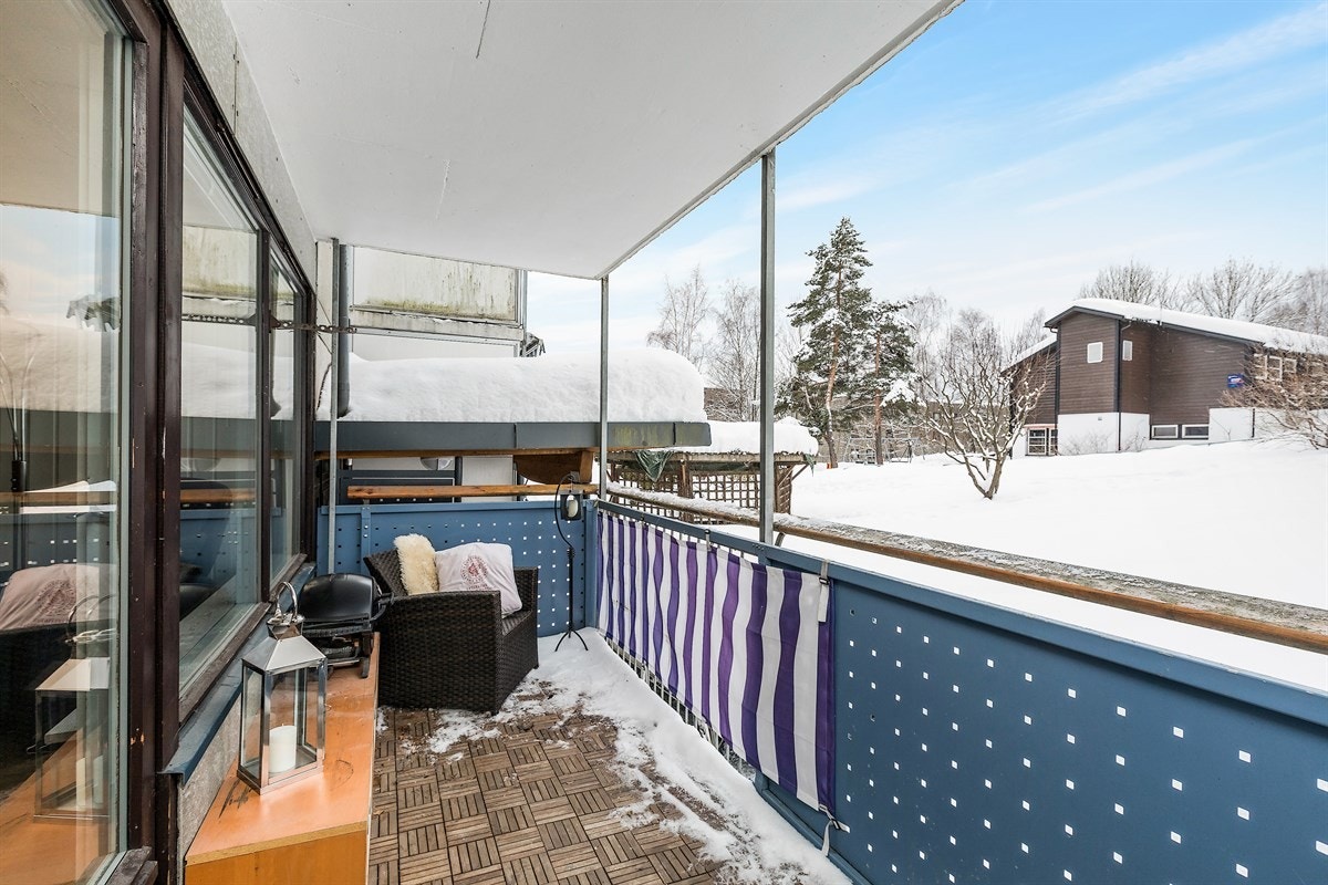 Stor balkong på ca. 10 kvm med fint utsyn til uteområder. Galleribilde