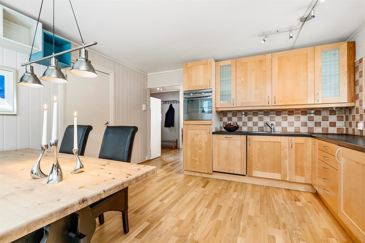 Stort og lyst kjøkken med spiseplass og utgang til fransk balkong. Galleribilde