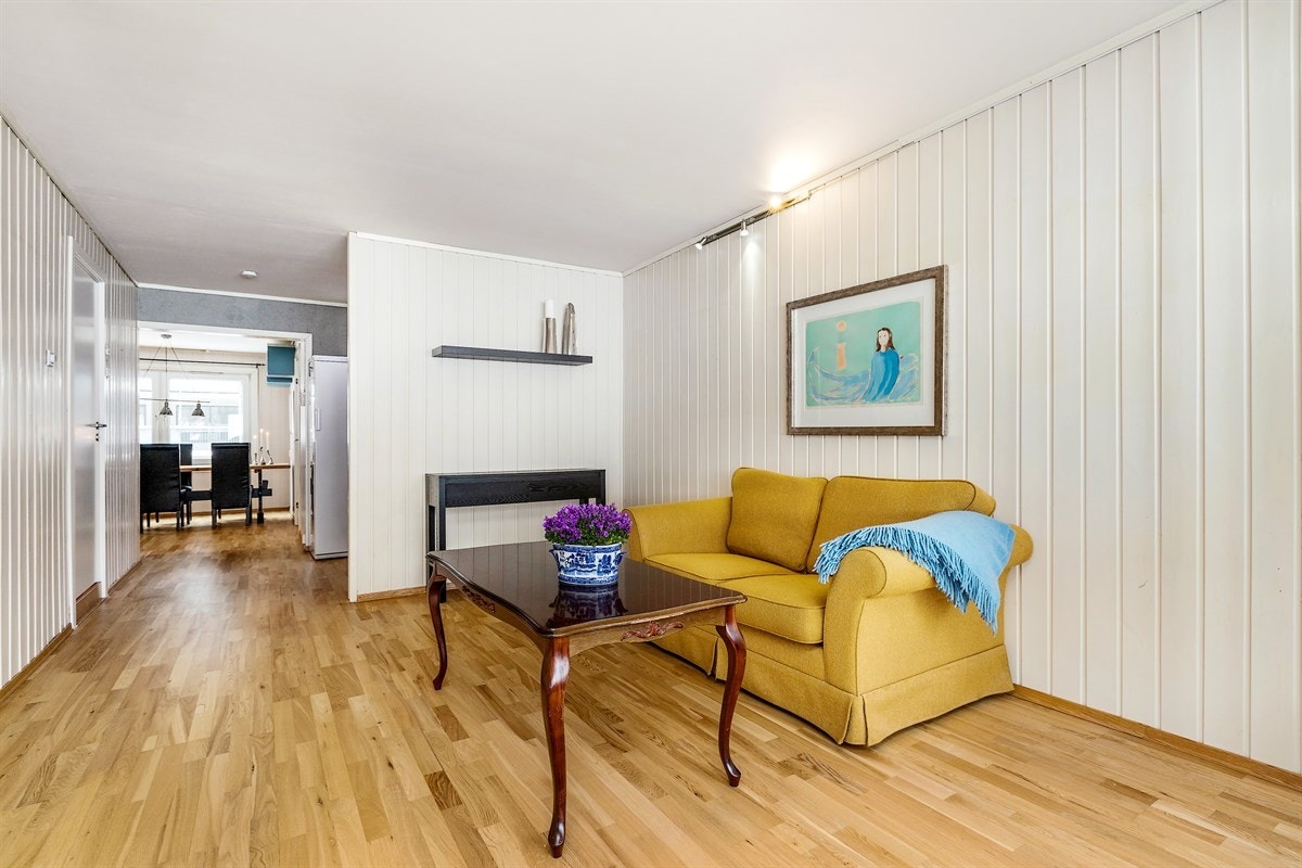 Stuen har god plass til sofaseksjon. Galleribilde