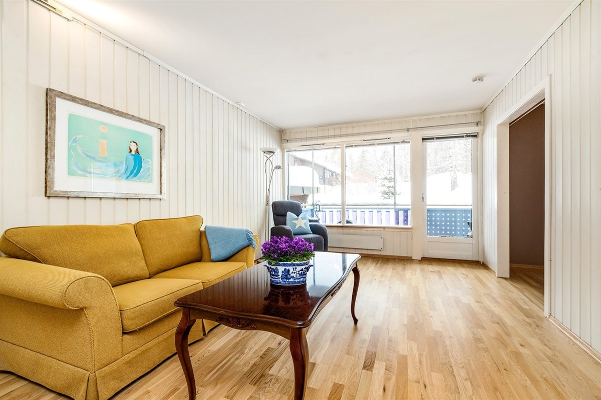 Lys stue med utgang til balkong. Galleribilde