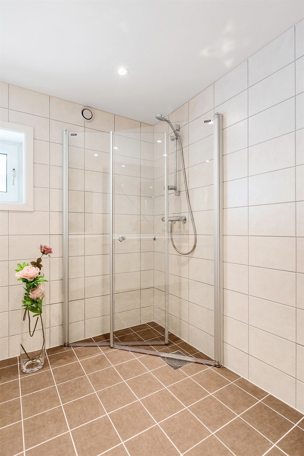 Dusjhjørne med innfellbare dusjdører Galleribilde