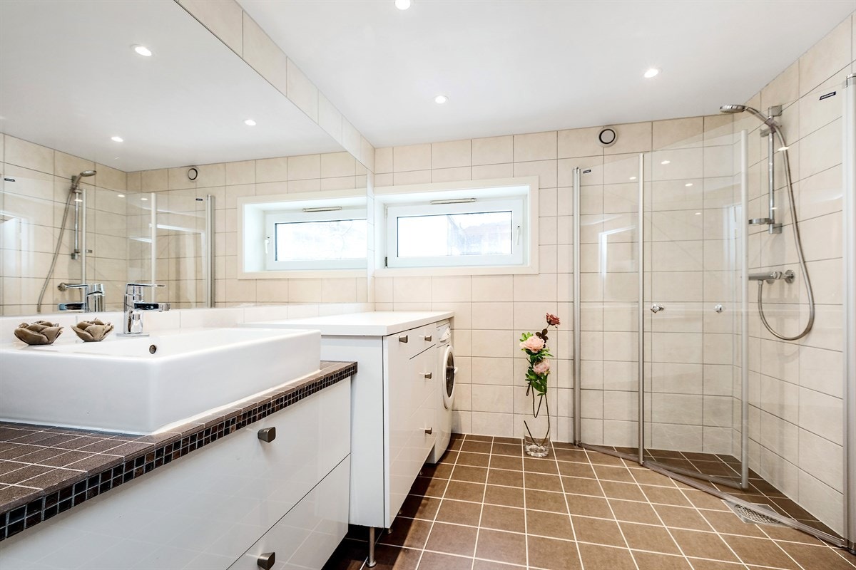 Pent flislagt bad med varmekabler i gulv. Badet ble pusset opp i 2017 i regi av borrettslaget. Galleribilde