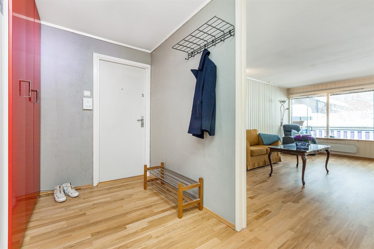 Entre/gang med garderobe og mulighet for oppheng av tøy. Galleribilde