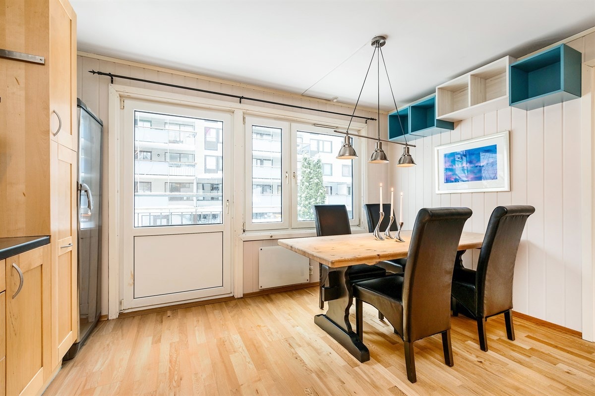 Hyggelig spiseplass på kjøkken. Utgang til fransk balkong. Galleribilde