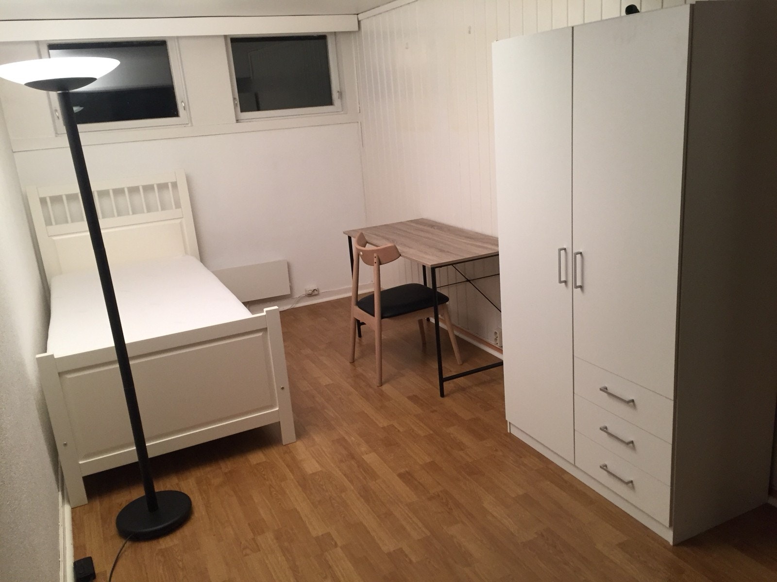 Rom 7 med seng, garderobeskap, skrivepult, stol og bokhylle. Galleribilde