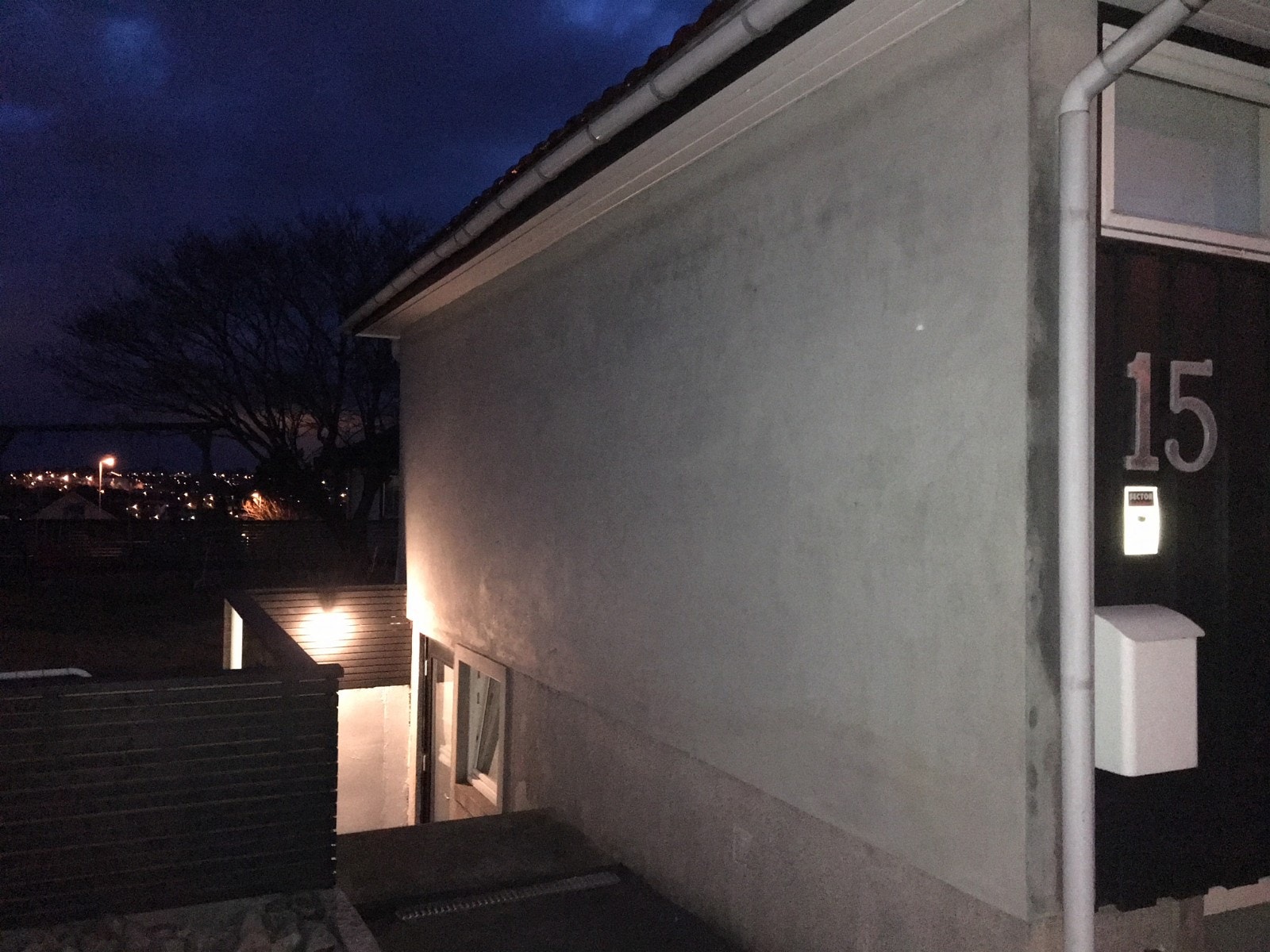 Inngangsparti exteriørt leiligheten kveldstid. Galleribilde