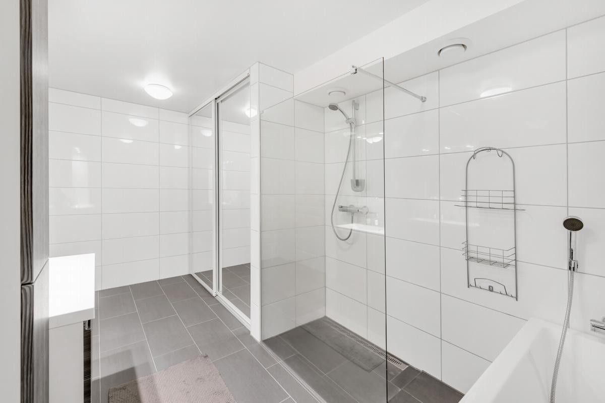 Vaskeromsavdeling bak skyvedører Galleribilde