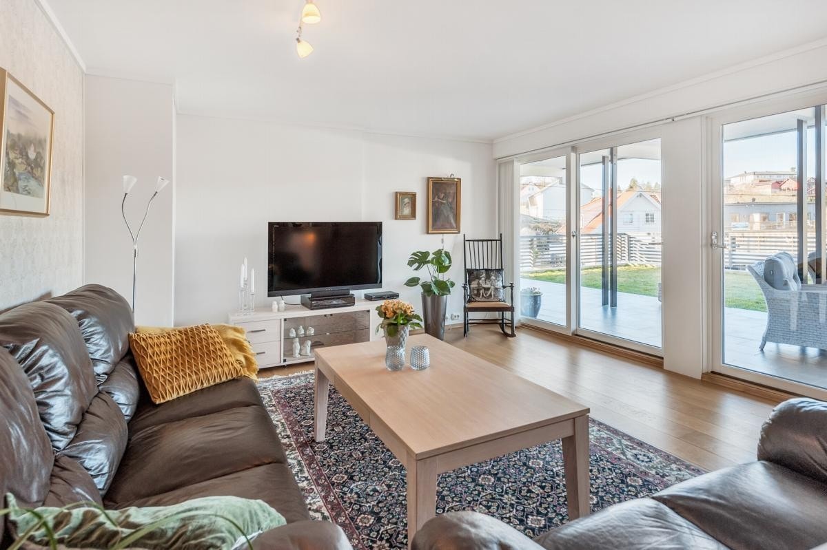 Store vindusflater gir godt med naturlig lys Galleribilde