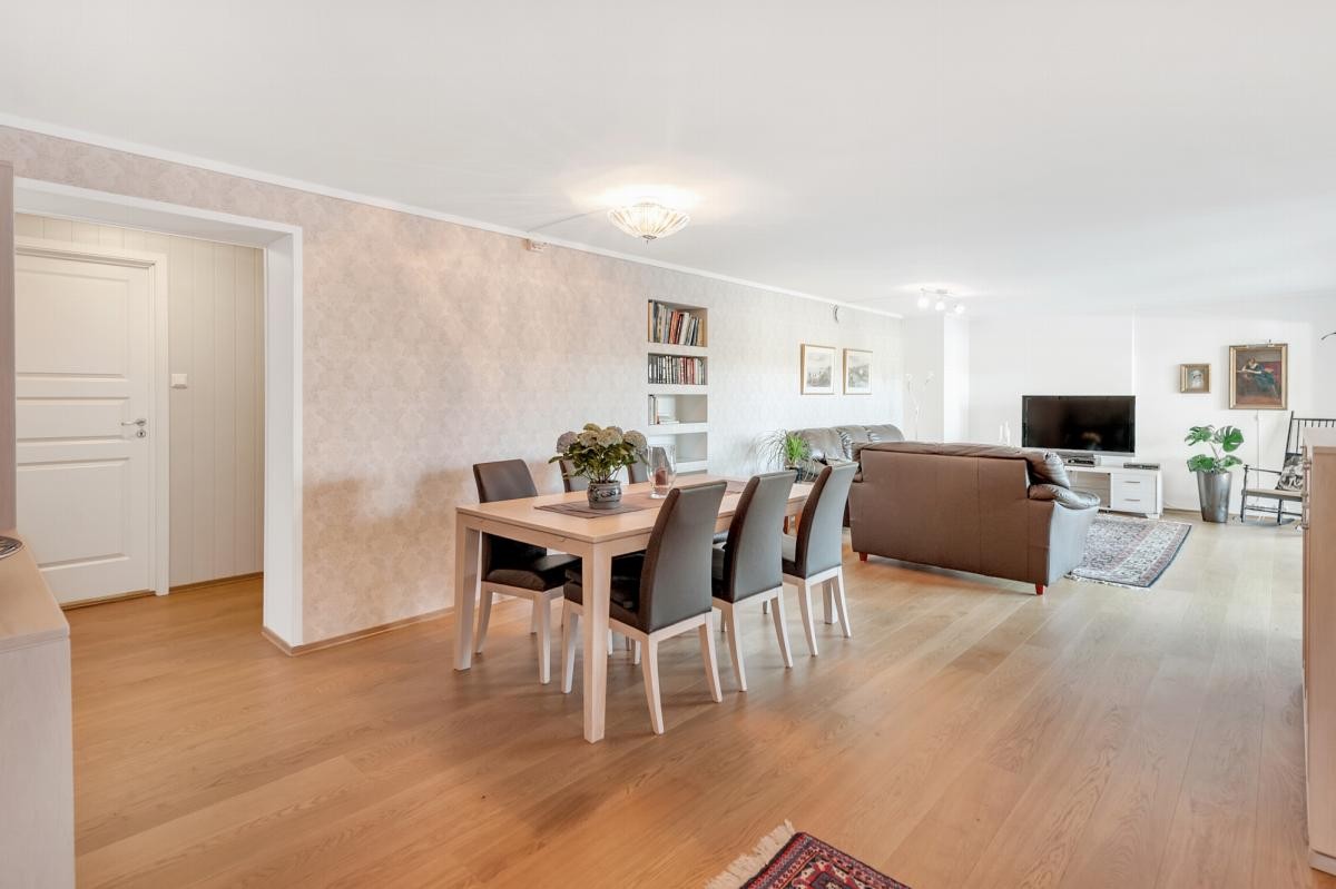 Romslig, lys stue Galleribilde