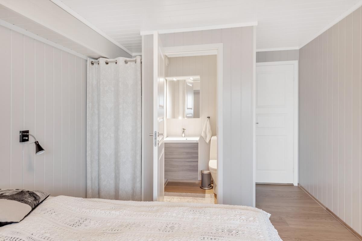 Soverom 1, med inngang toalettrom Galleribilde