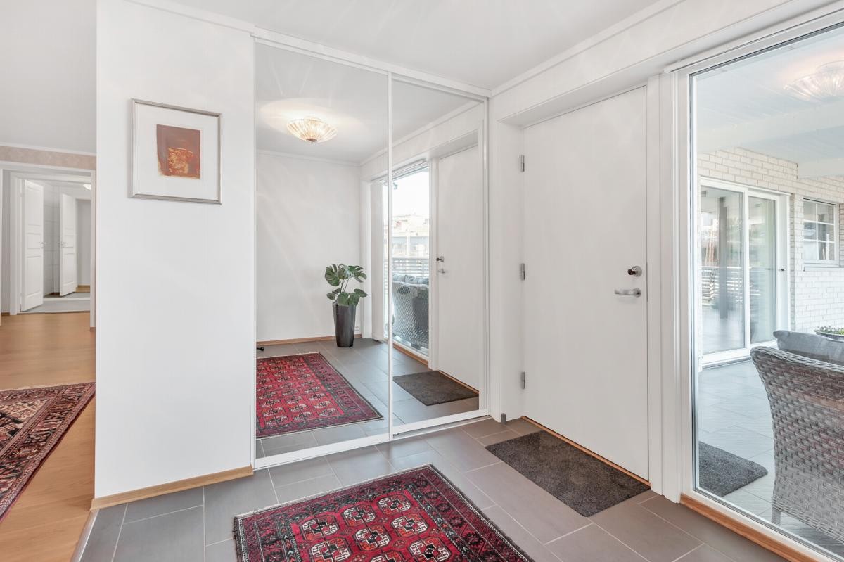 Skyvedørsgarderobe med speil Galleribilde