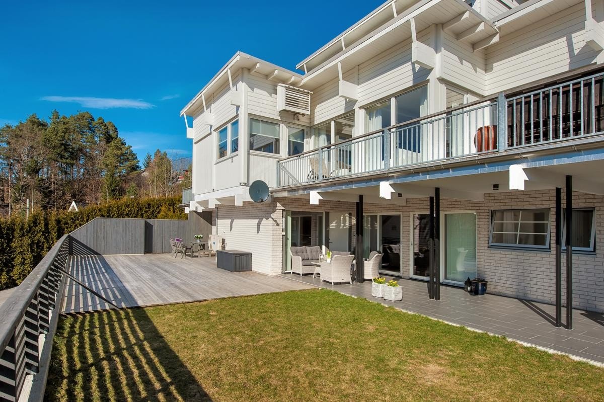 Uteområde med plass til flere sittegrupper Galleribilde