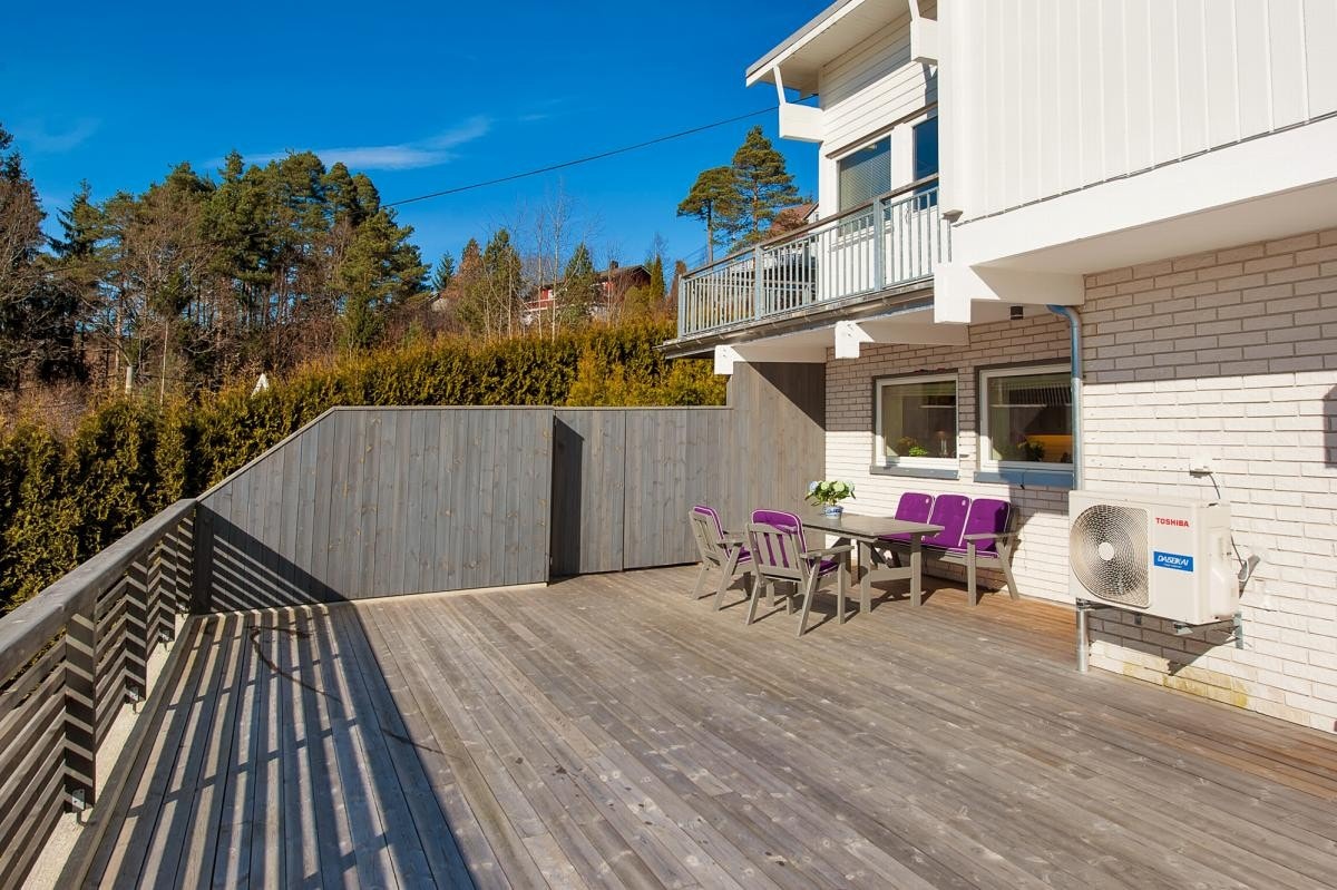 Stor terrasse med levegg mot nord Galleribilde