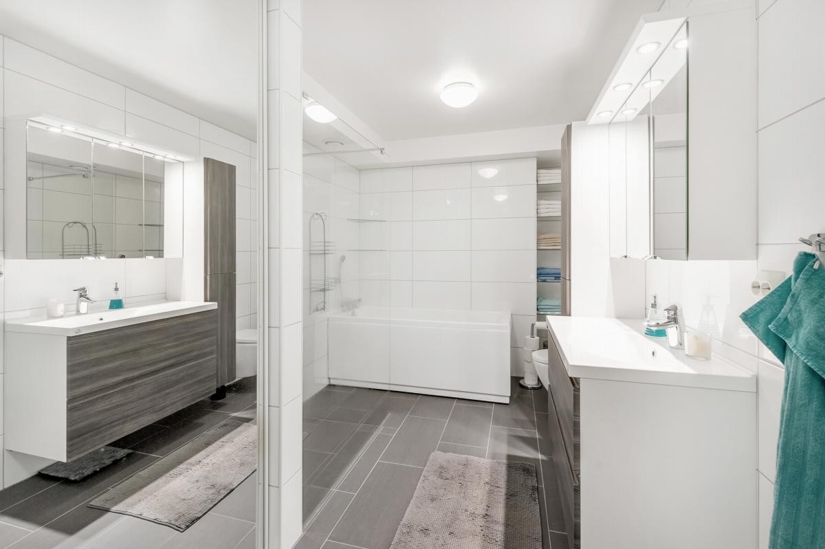 Delikat bad med både dusjnisje og badekar Galleribilde