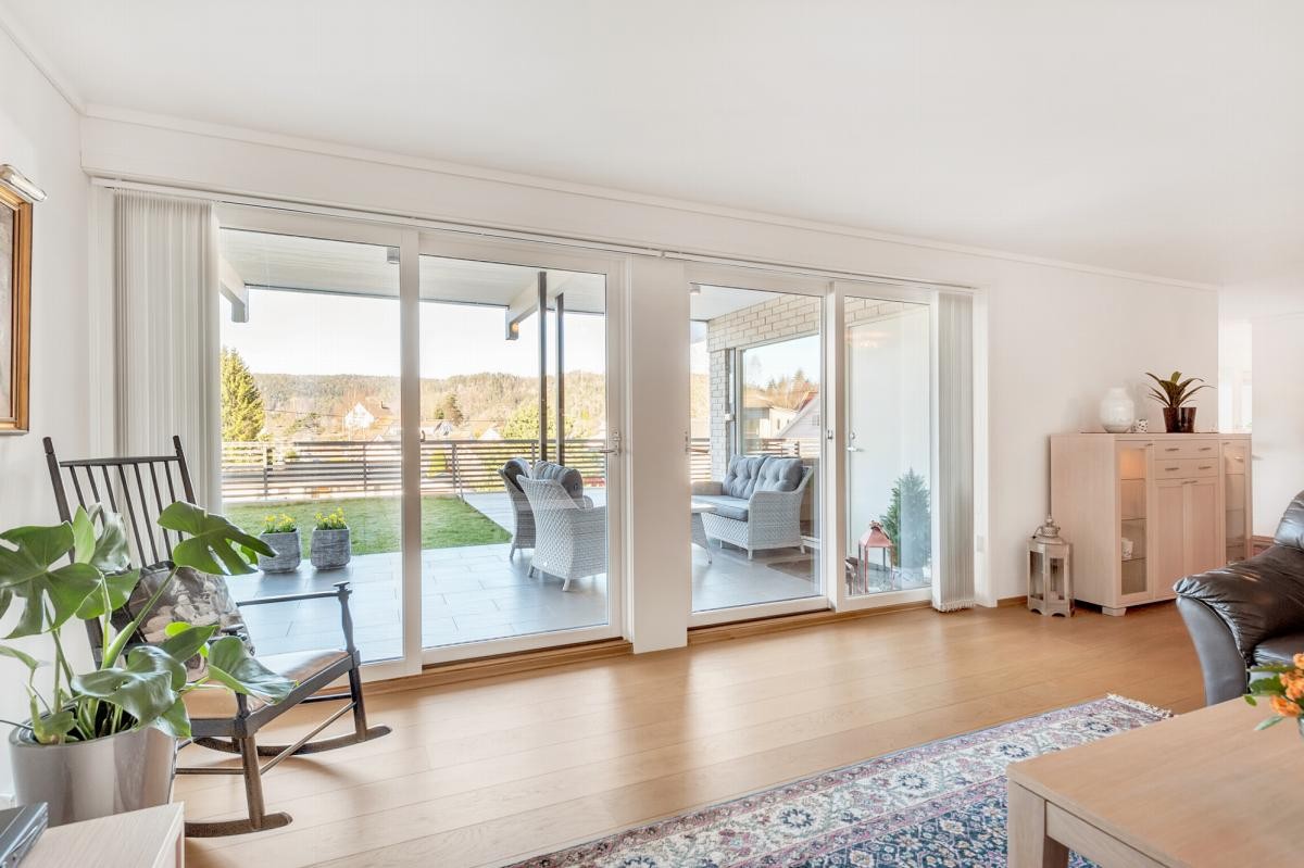 To skyvedører med direkte utgang til terrasse Galleribilde