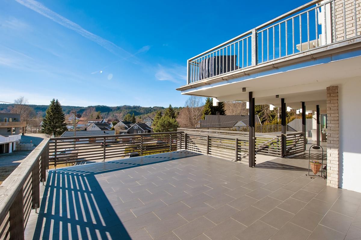 Flislagt terrasse over garasje Galleribilde