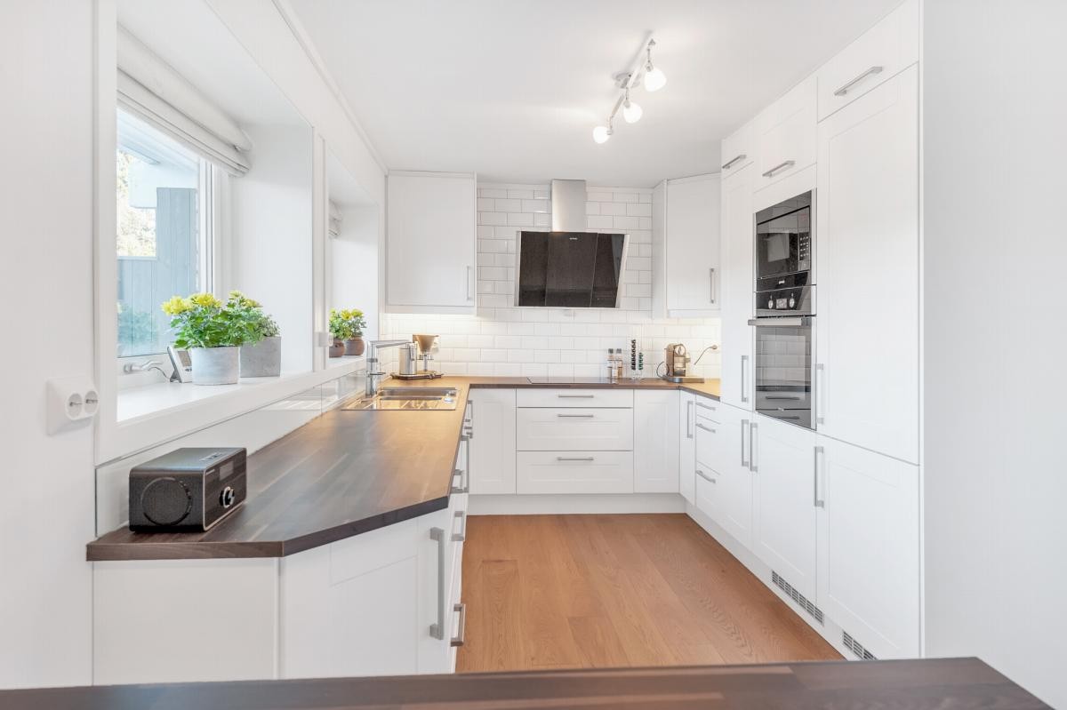 Nyere kjøkken med integrerte hvitevarer Galleribilde