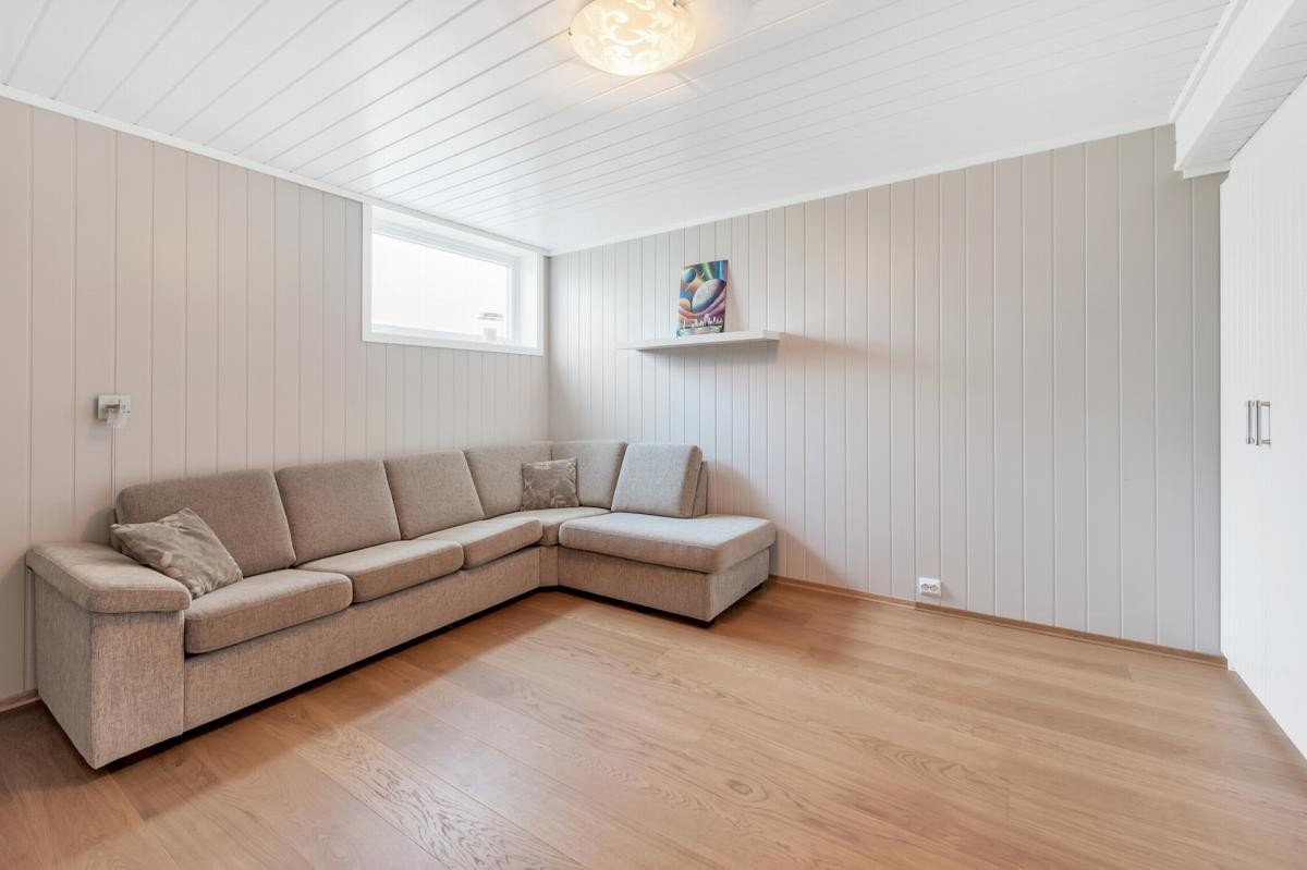 Soverom 2, med romslig garderobe Galleribilde