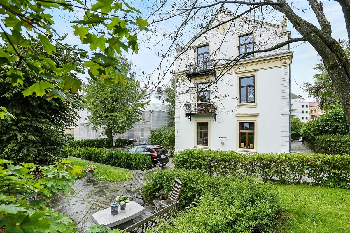 Eiendommen ligger i et meget populært, urbant og sentralt boligområde på Frogner i Oslo. Galleribilde