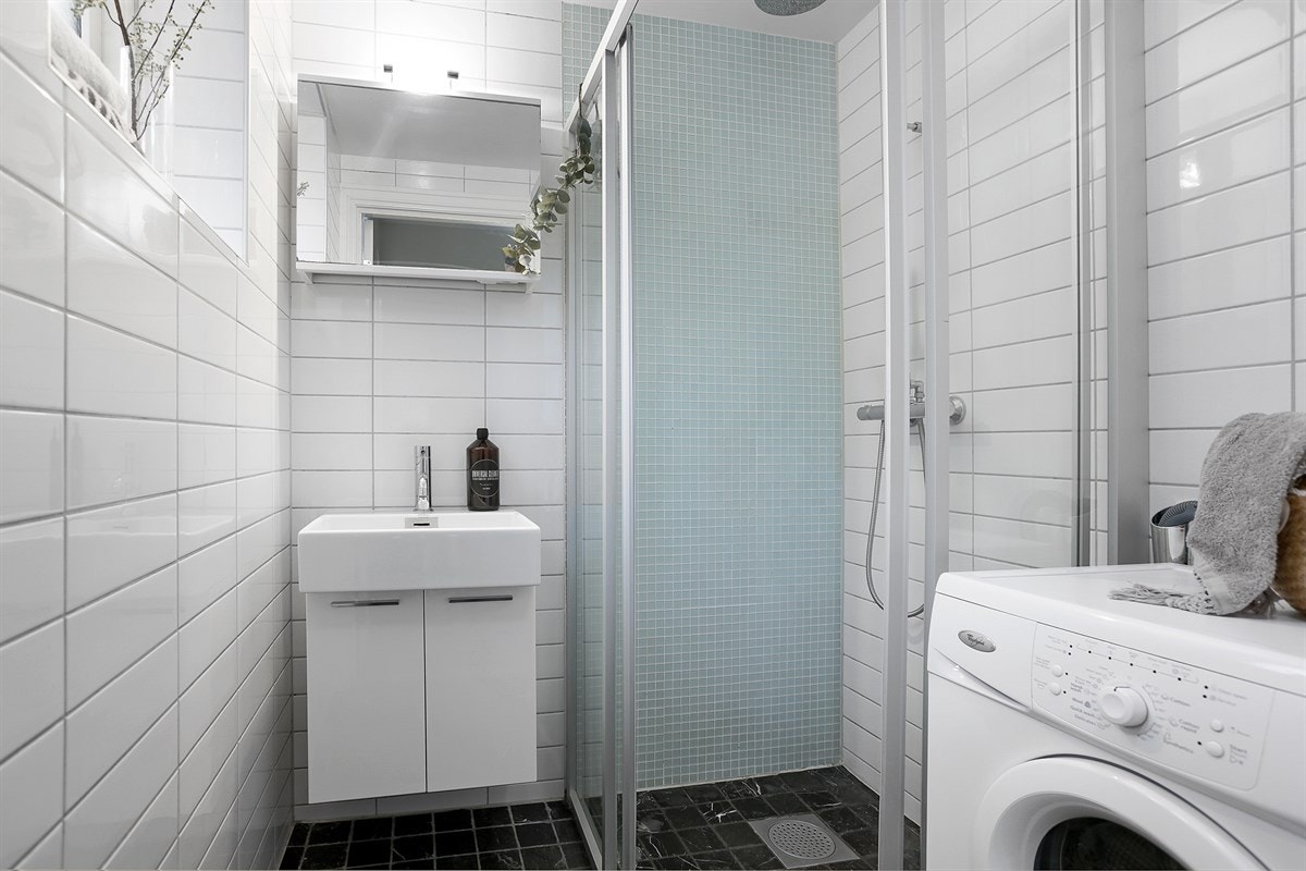 Badet har flislagte overflater, downlights i himling og varme i gulvet. Galleribilde