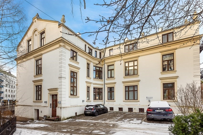 Eiendommen ligger i et meget populært, urbant og sentralt boligområde på Frogner i Oslo. Galleribilde