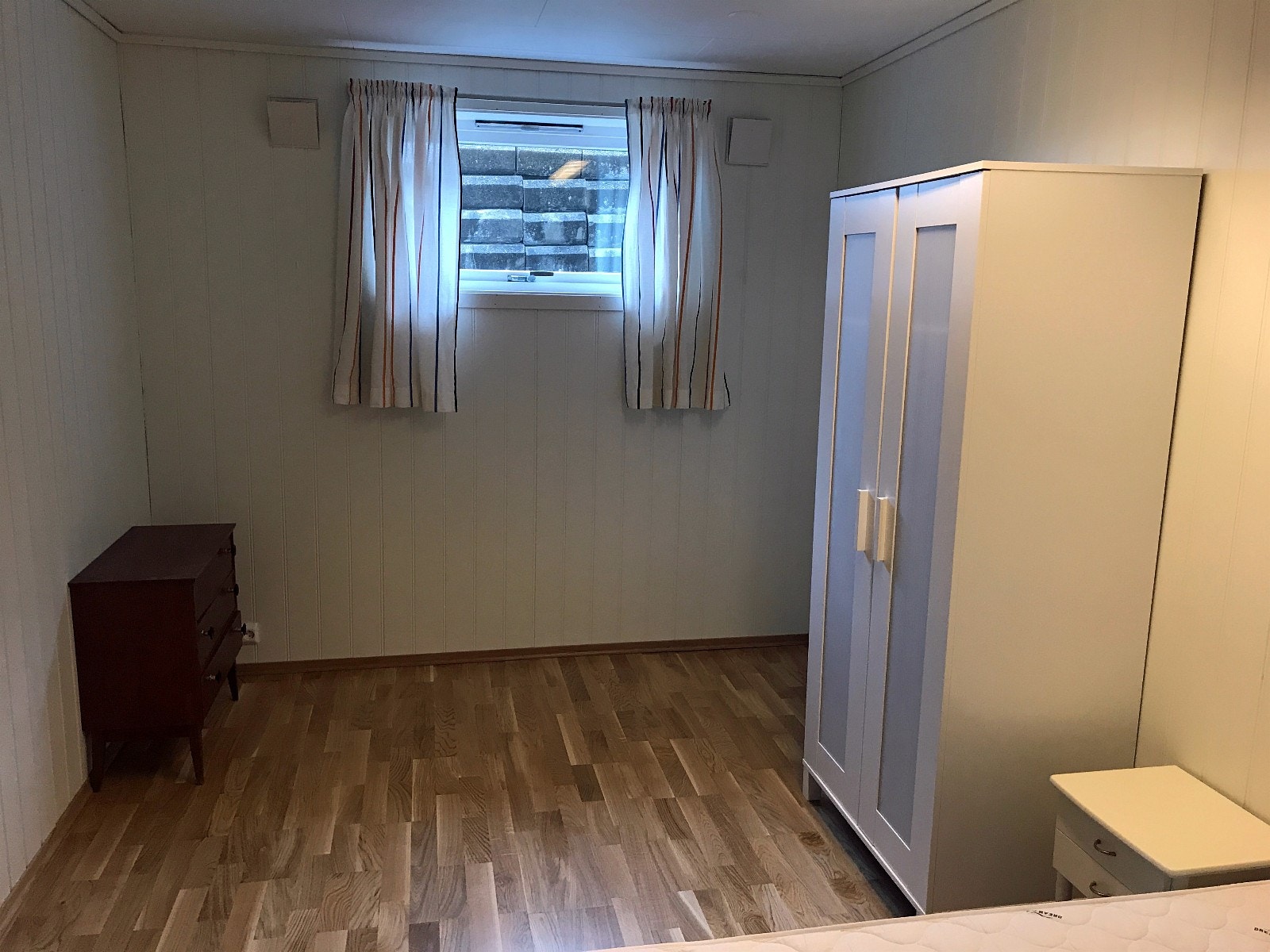 Nå er det ei dobbeltseng i soverommet, men det er god plass til ei enkeltseng i tillegg. Galleribilde