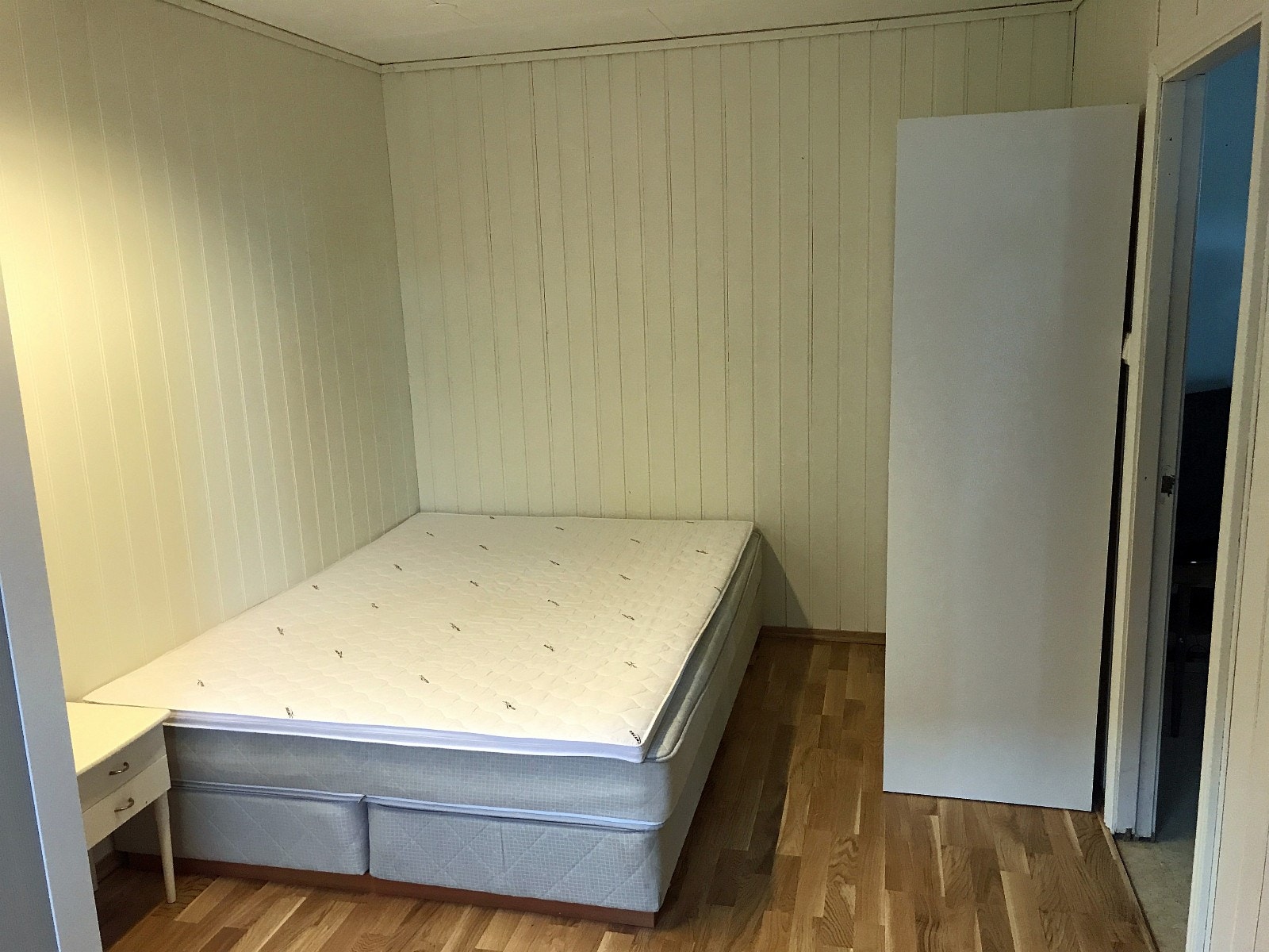 Det er godt med skapplass i soverommet. Galleribilde