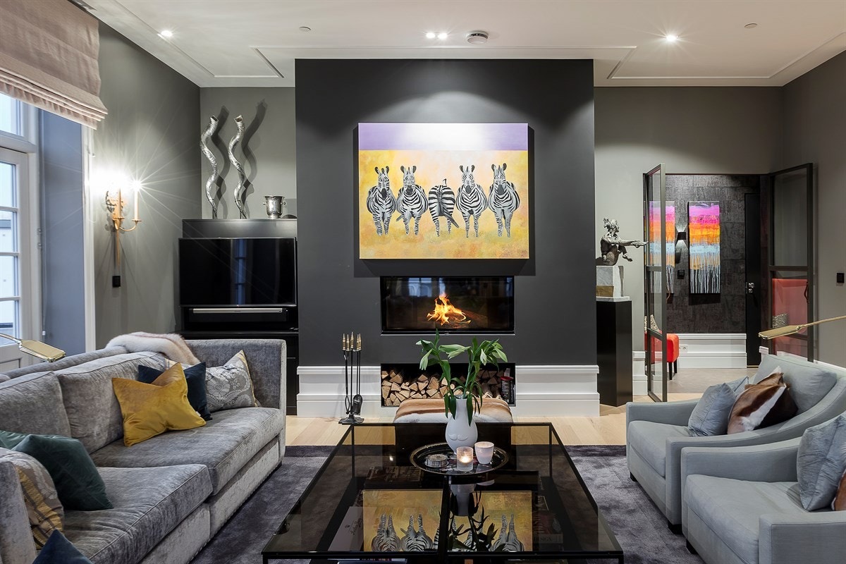 Stuen har en herlig peisovn fra Brünner som er perfekt på kalde vinterkvelder. Galleribilde