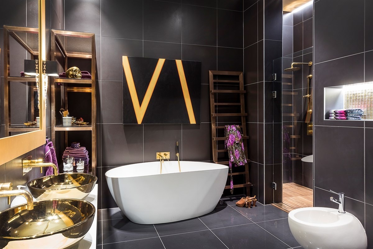 Hovedbad med vegghengt wc, bidet, frittstående badekar, 2 "skål" servanter på Ballingslöv innredning med Corian benkeplate og dobbeldusj i nisje med glassdør. Galleribilde