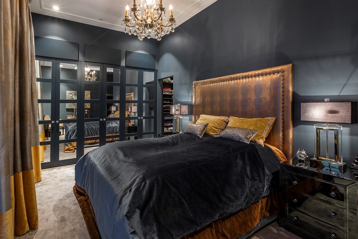 Hovedsoverom med stort plassbygd skap. Galleribilde