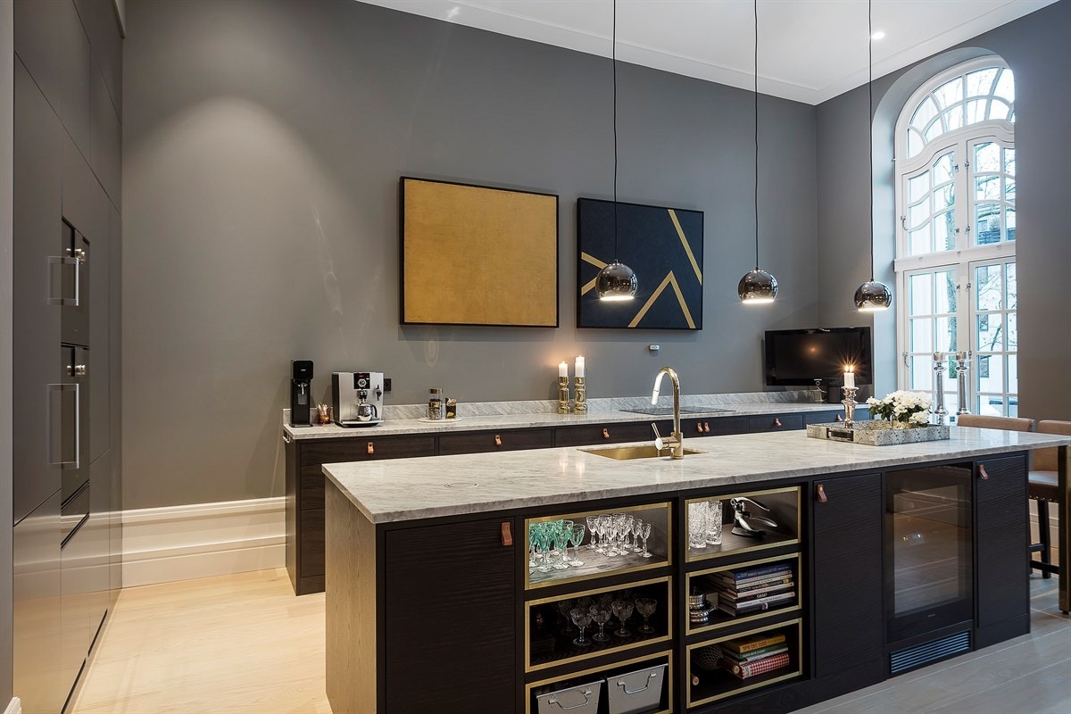 Kjøkkenøy med vinskap. Galleribilde