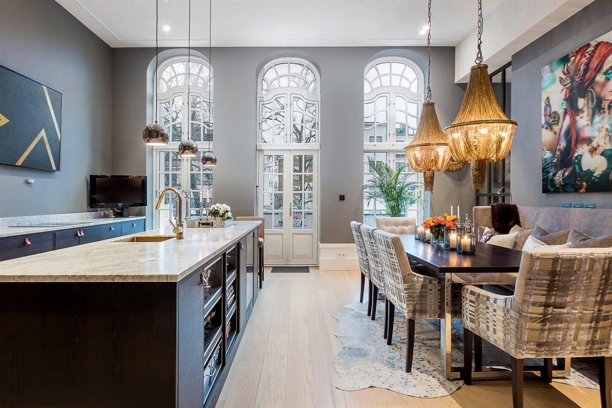 På kjøkkenet er det god plass til et romslig spisebord. Galleribilde