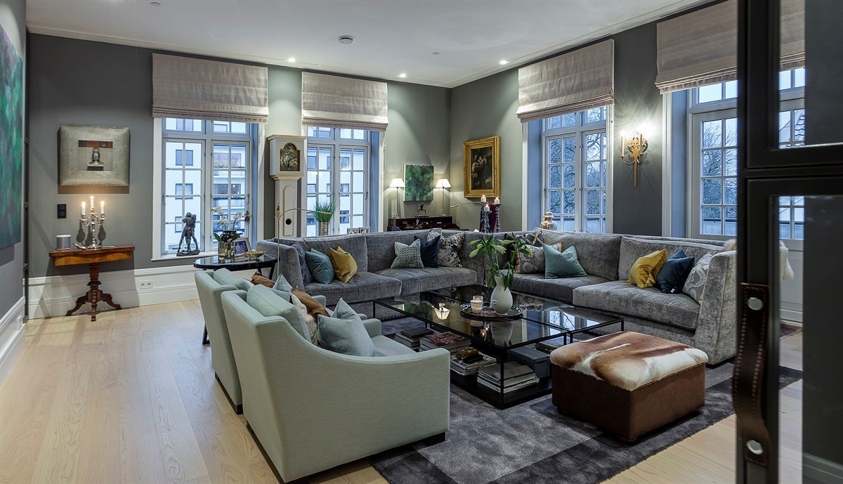 De store vinduene slipper inn mengder med naturlig lys i den romslige stuen. Galleribilde