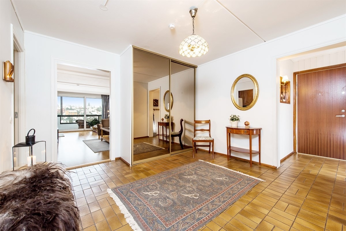 Romslig entré med varmekabler og skyvedørsgarderobe. Galleribilde