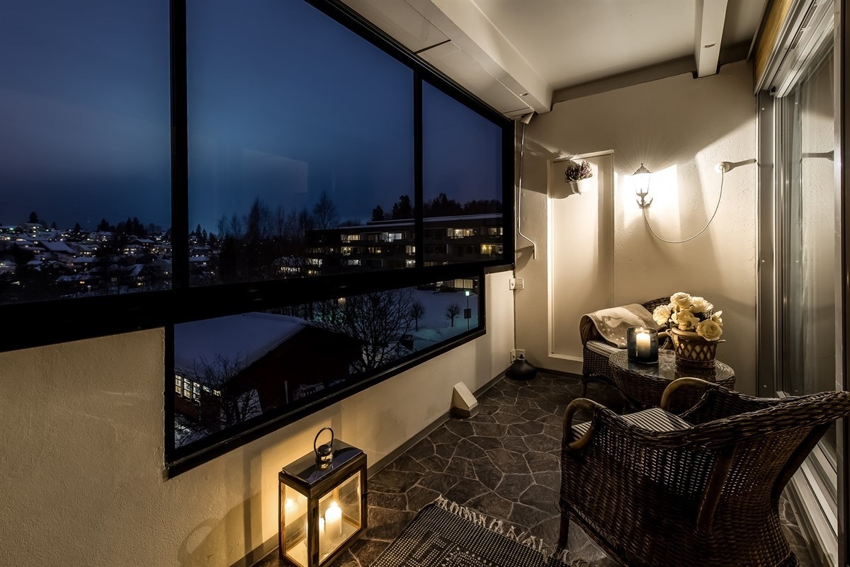 Innglasset nordvestvendt balkong på ca. 10 kvm. Galleribilde