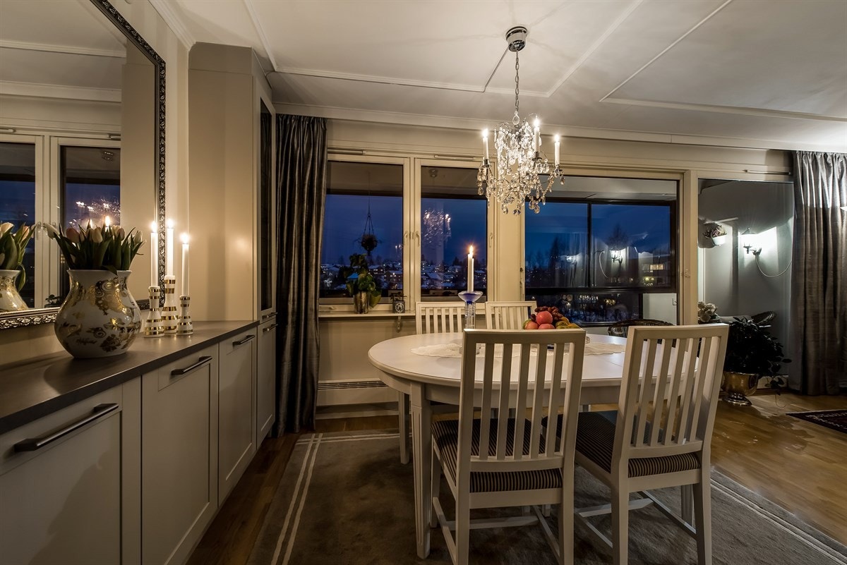 Stue med plass til stort spisebord. Galleribilde