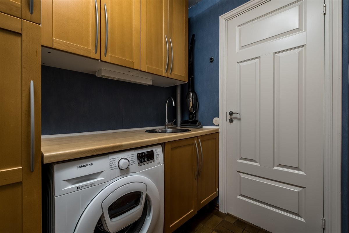 Vaskerom med opplegg for vaskemaskin og tørketrommel. Galleribilde