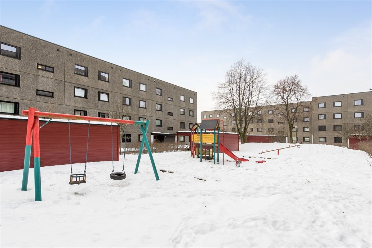 Godt med lekeapparater på borettslagets område. Galleribilde
