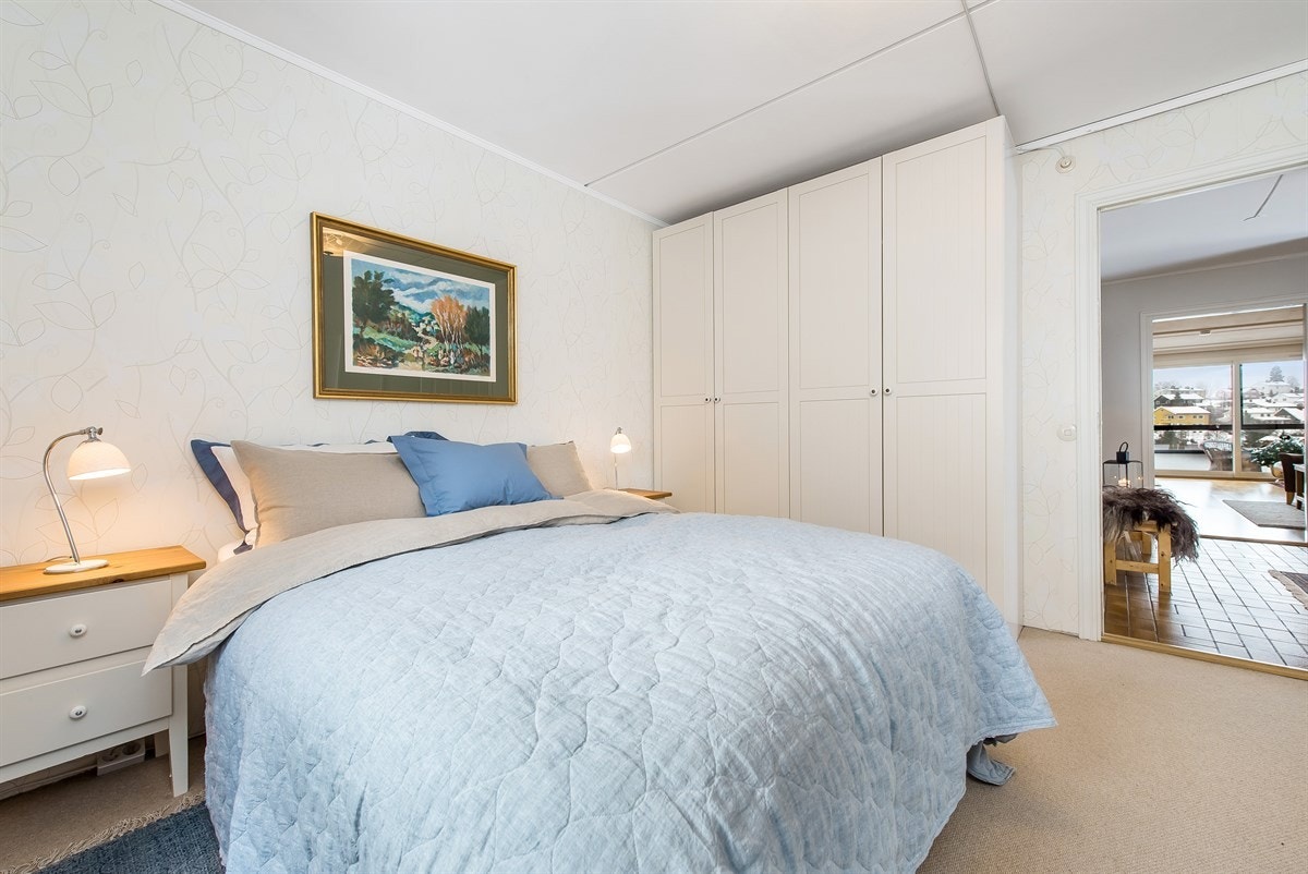 Soverom 1 med plass til garderobeskap. Galleribilde