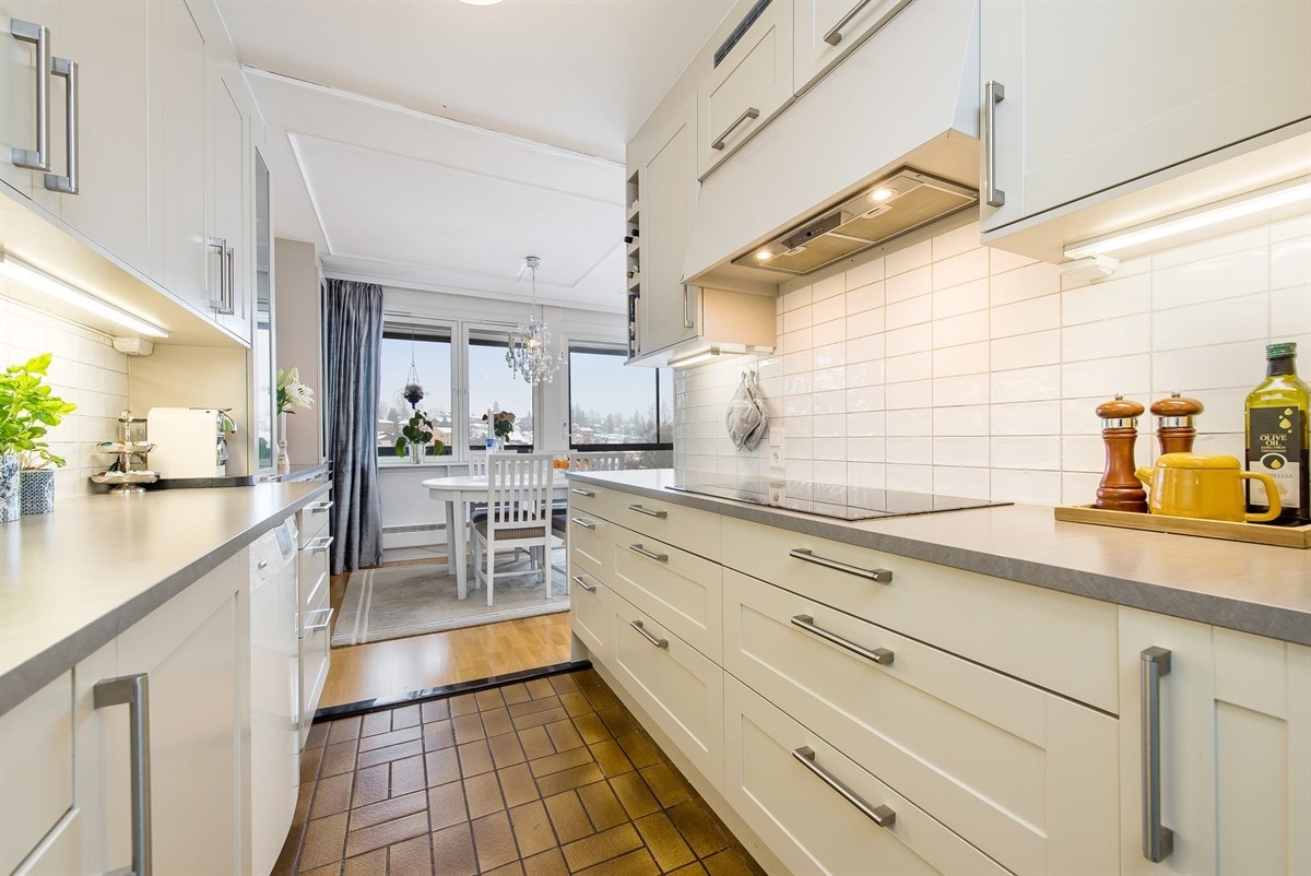 Kjøkkeninnredning type Norema fra 2013 med integrerte hvitevarer. Ventilator med kullfilter. Galleribilde