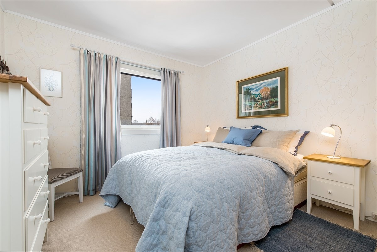 Soverom 1 av god størrelse med plass til dobbeltseng. Galleribilde