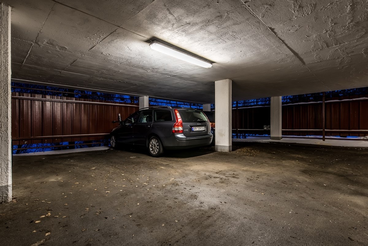 Det følger med biloppstillingsplass i felles avlåst garasjeanlegg. Galleribilde