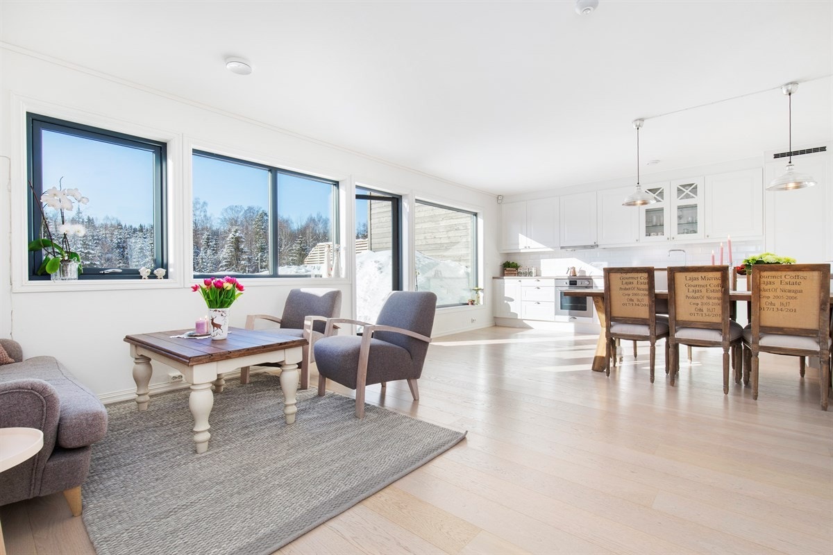 Vi har gleden av å ønske velkommen til Georg Frølichs vei 100; Et moderne og tiltalende rekkehus over to plan med god planløsning og fantastisk beliggenhet helt inntil markagrensa. Galleribilde